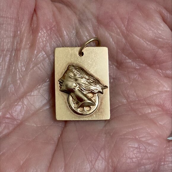 RESERVED Finely detailed Fortuna pendant in 10K solid gold - Picture 3 of 5